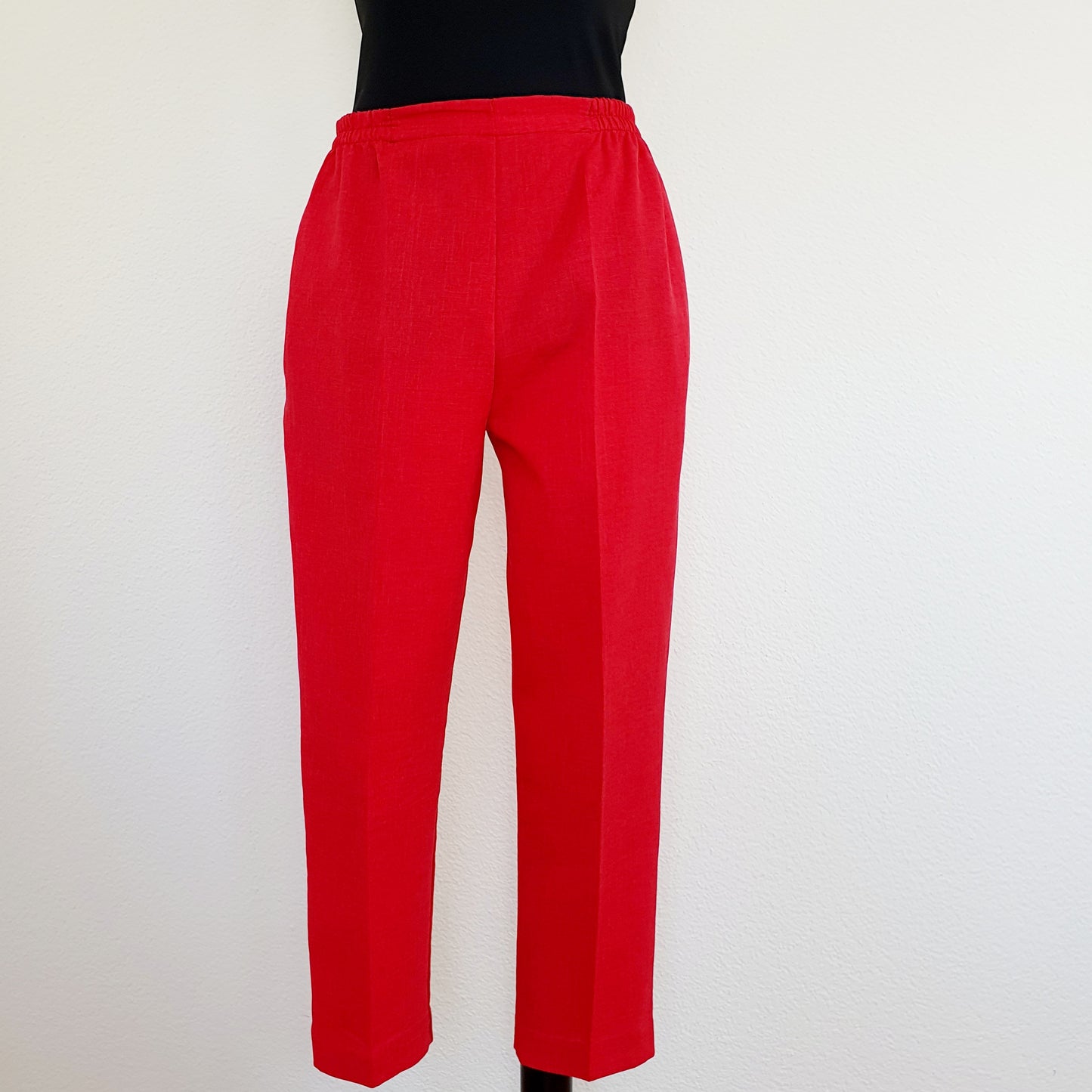 Einzigartige und nachhaltige Vintage Hose in rot. Unique and sustainable vintage trousers in red. Front.