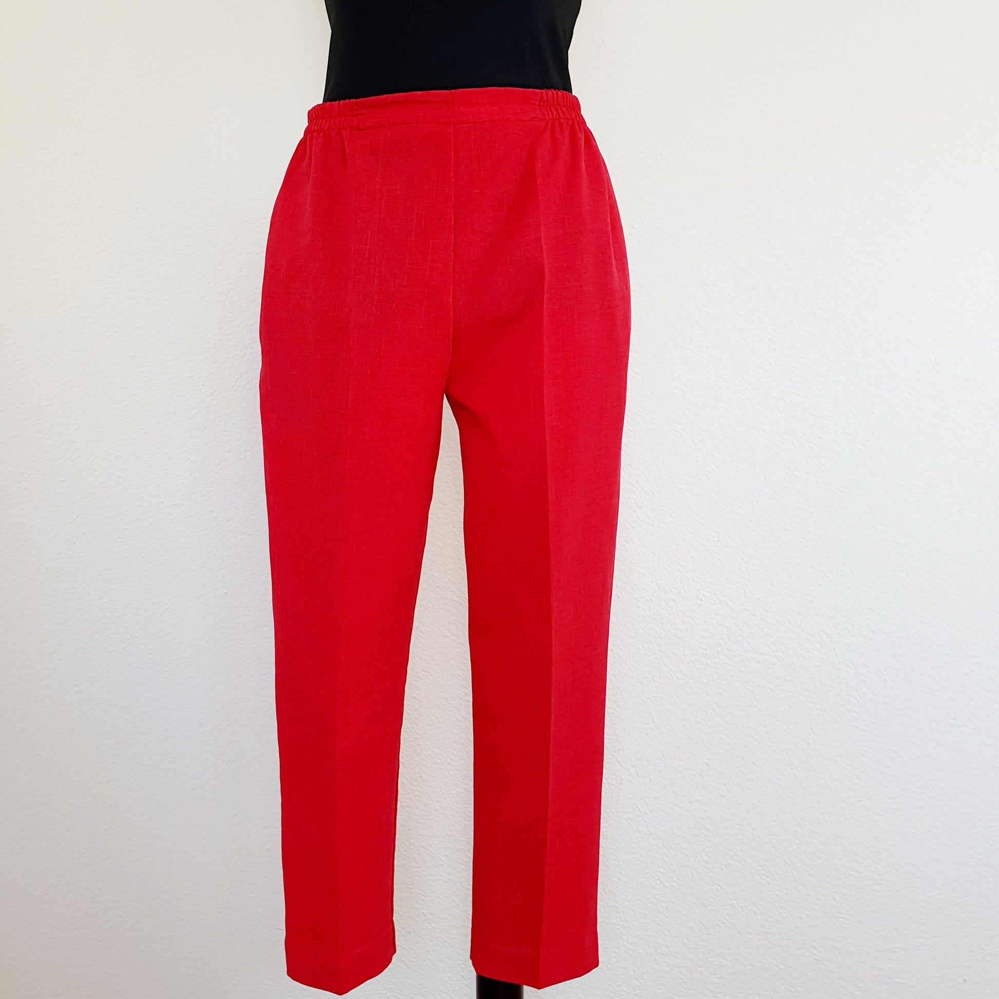 Einzigartige und nachhaltige Vintage Hose in rot. Unique and sustainable vintage trousers in red. Front.