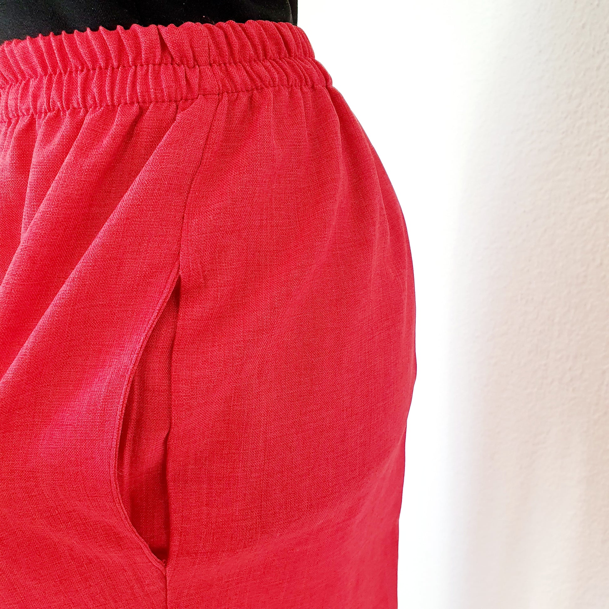 Einzigartige und nachhaltige Vintage Hose in rot. Unique and sustainable vintage trousers in red. Close-up.