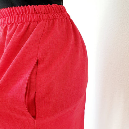 Einzigartige und nachhaltige Vintage Hose in rot. Unique and sustainable vintage trousers in red. Close-up.