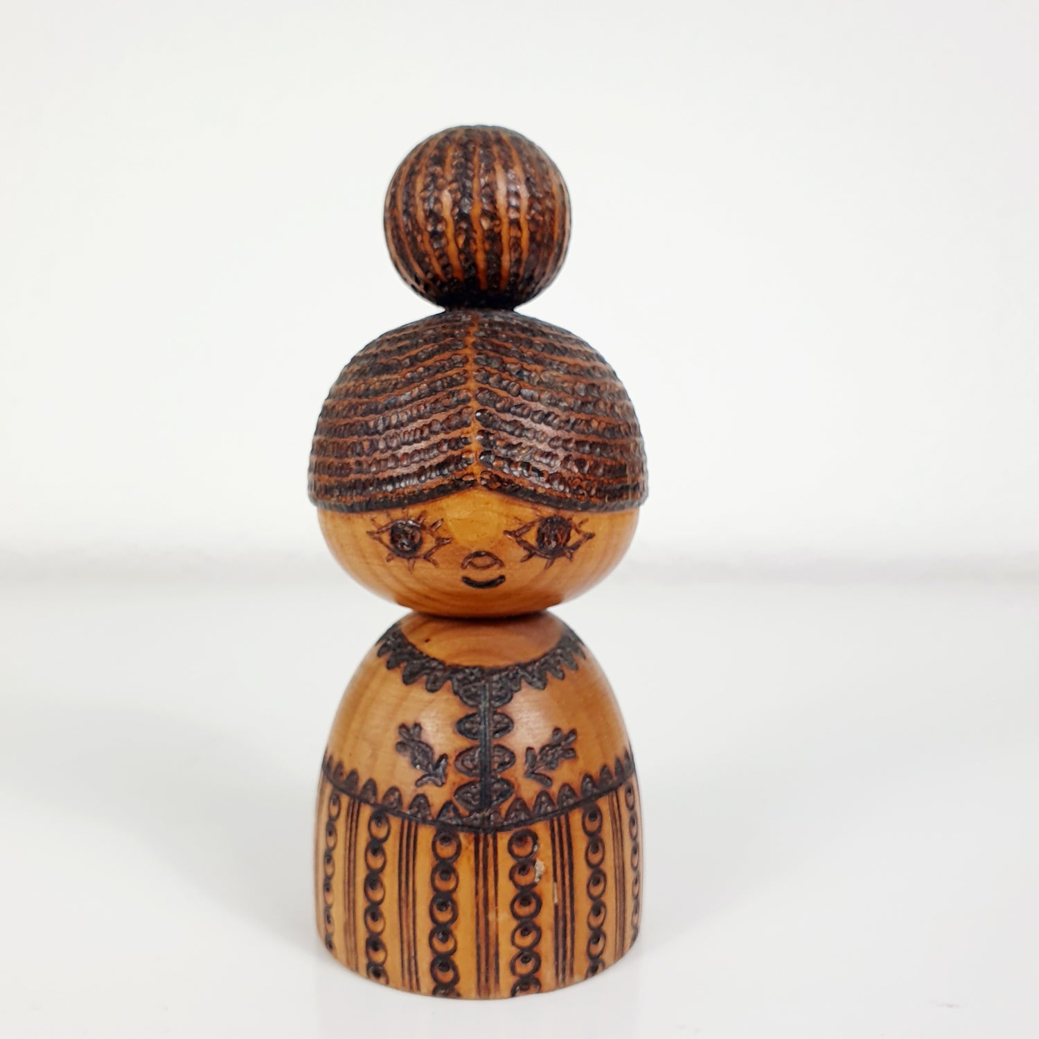 Einzigartige und nachhalige Vintage Mädchen Figur. Unique and sustainable vintage girl figure. Front.