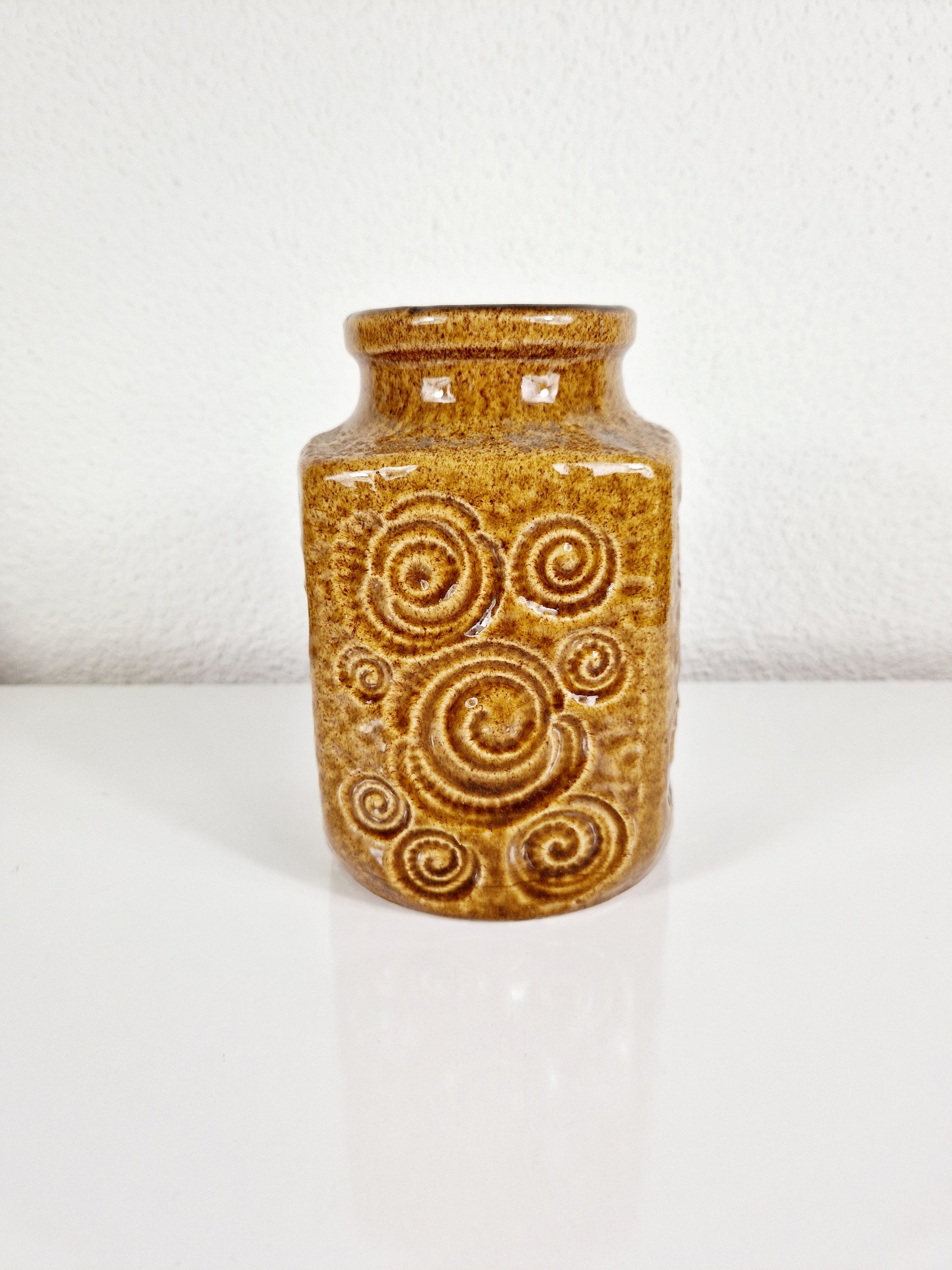 Einzigartige und nachhaltige Vintage Vase in senfgelb von Scheurich. Unique and sustainable vintage vase in mustard from Scheurich. Front.