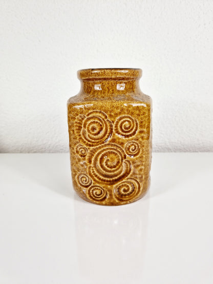 Einzigartige und nachhaltige Vintage Vase in senfgelb von Scheurich. Unique and sustainable vintage vase in mustard from Scheurich. Front.