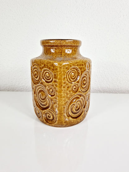Einzigartige und nachhaltige Vintage Vase in senfgelb von Scheurich. Unique and sustainable vintage vase in mustard from Scheurich. Side.