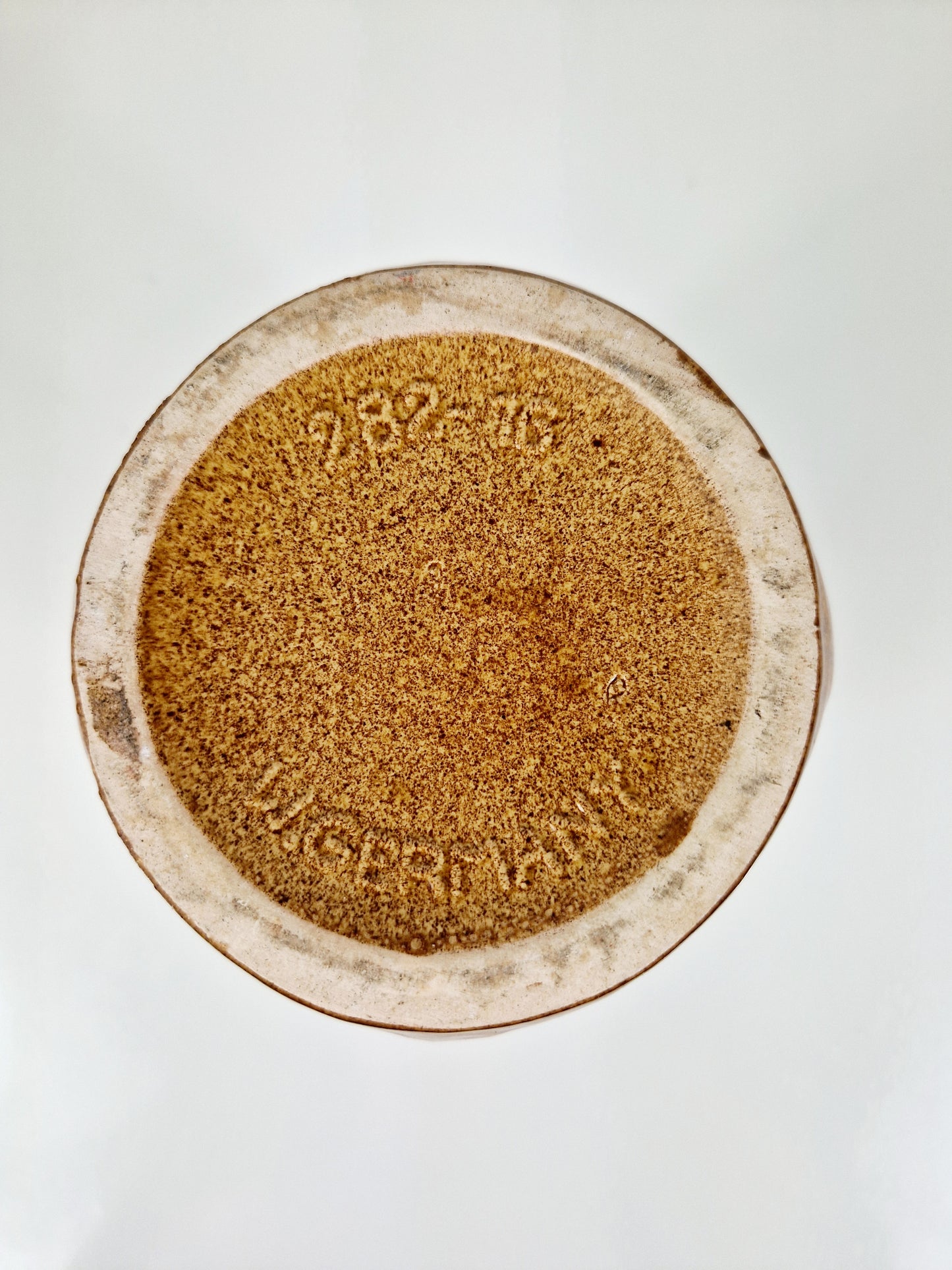 Einzigartige und nachhaltige Vintage Vase in senfgelb von Scheurich. Unique and sustainable vintage vase in mustard from Scheurich. Below.