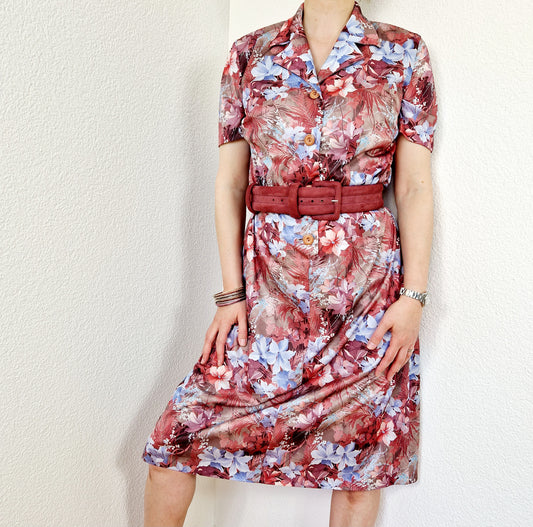 Einzigartiges und nachhaltiges Vintage Kleid in rot mit Blumen. Unique and sustainable vintage dress in red with flowers. Model.