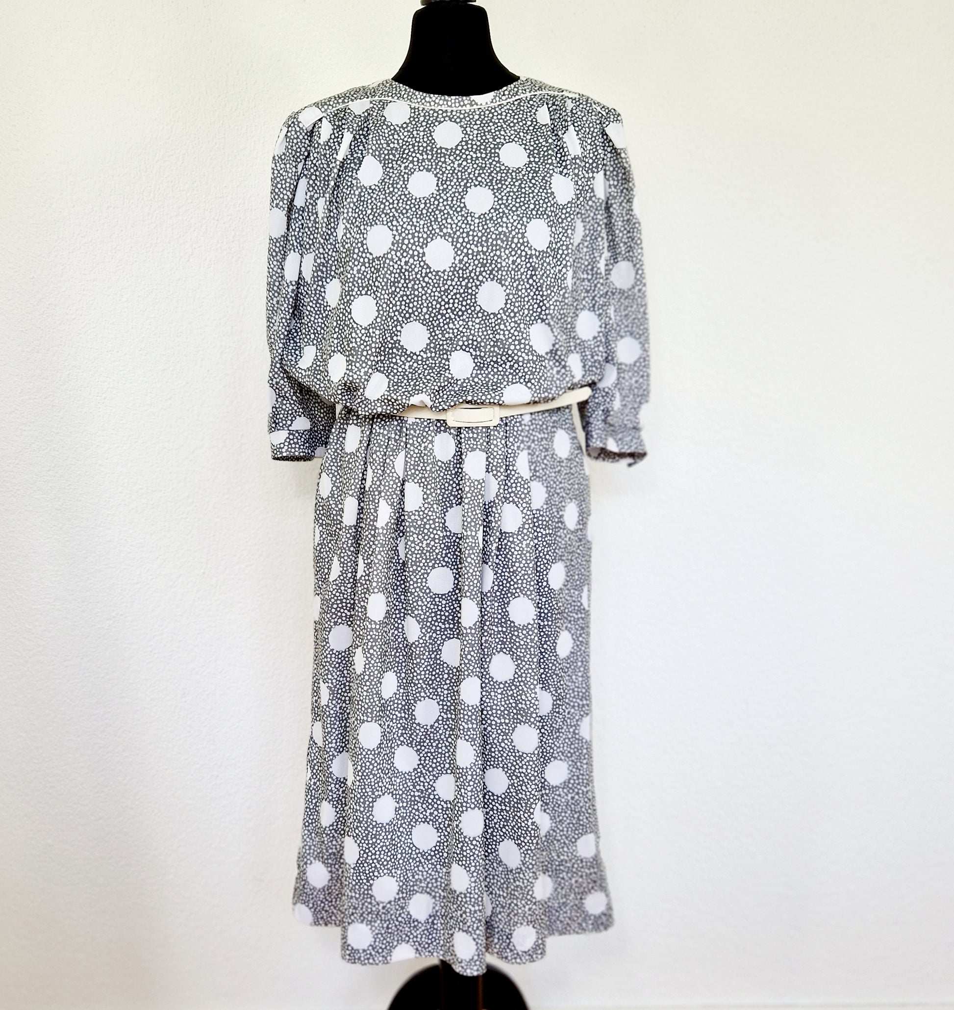 Einzigartiges und nachhaltiges Vintage Kleid in grau-weiss mit Punkten. Unique and sustainable vintage dress in grey-white with polka dots. Front.