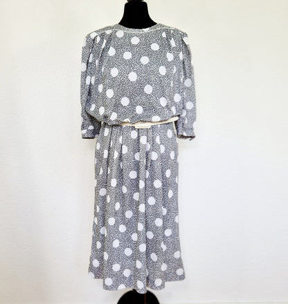 Einzigartiges und nachhaltiges Vintage Kleid in grau-weiss mit Punkten. Unique and sustainable vintage dress in grey-white with polka dots. Front.