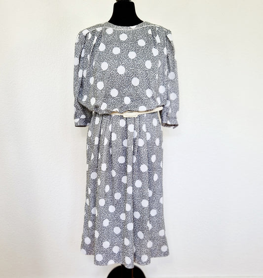 Einzigartiges und nachhaltiges Vintage Kleid in grau-weiss mit Punkten. Unique and sustainable vintage dress in grey-white with polka dots. Front.