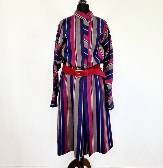 Einzigartiges und nachhaltiges Vitage Kleid in blau-bordeaux-khaki mit Streifen. Unique and sustainable vintage dress in blue-bordeaux-khaki with stripes. Front.
