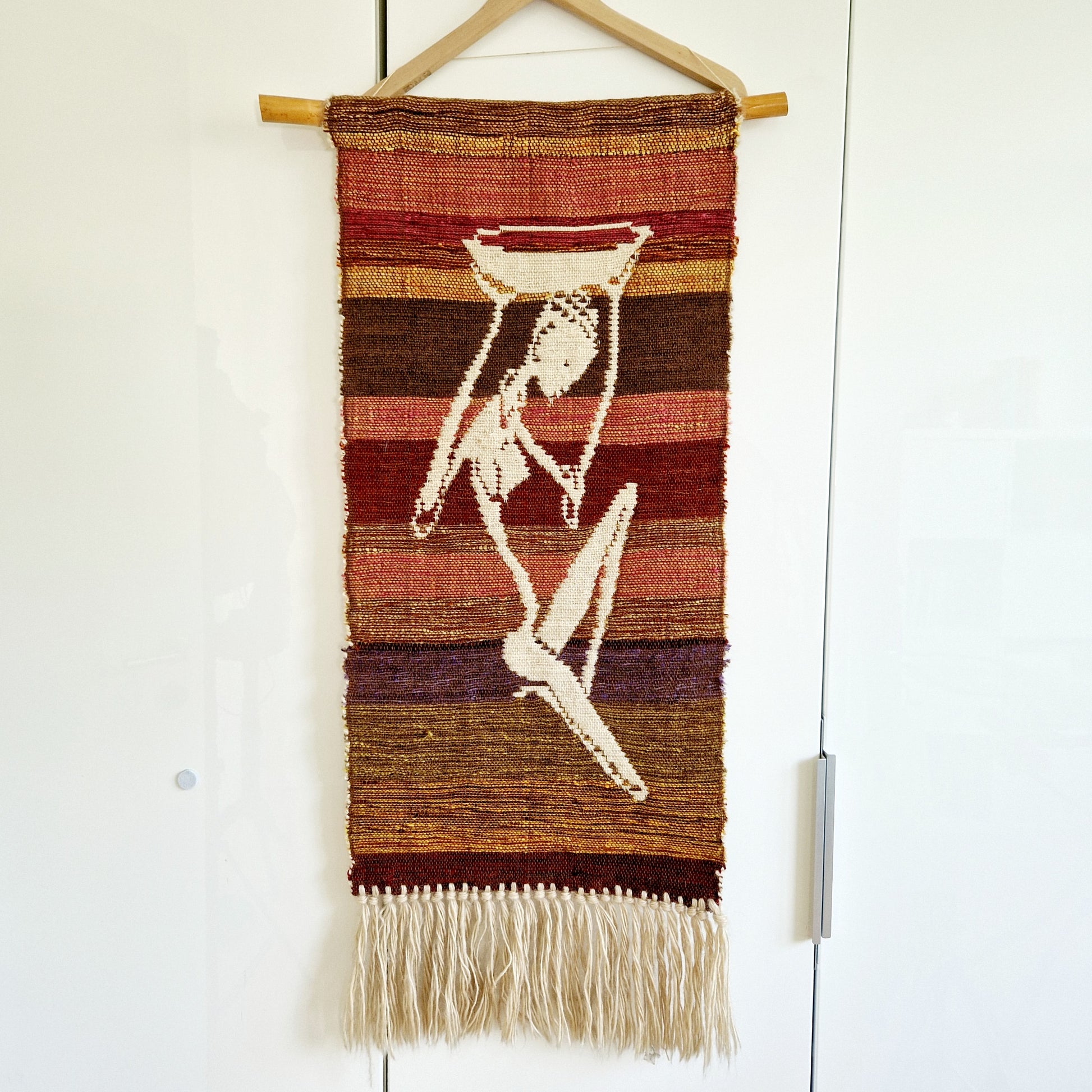 Einzigartiger und nachhaltiger Vintage Wandbehang mit einer Afrikanerin. Unique and sustainable vintage wall hanging with an african woman. Back.