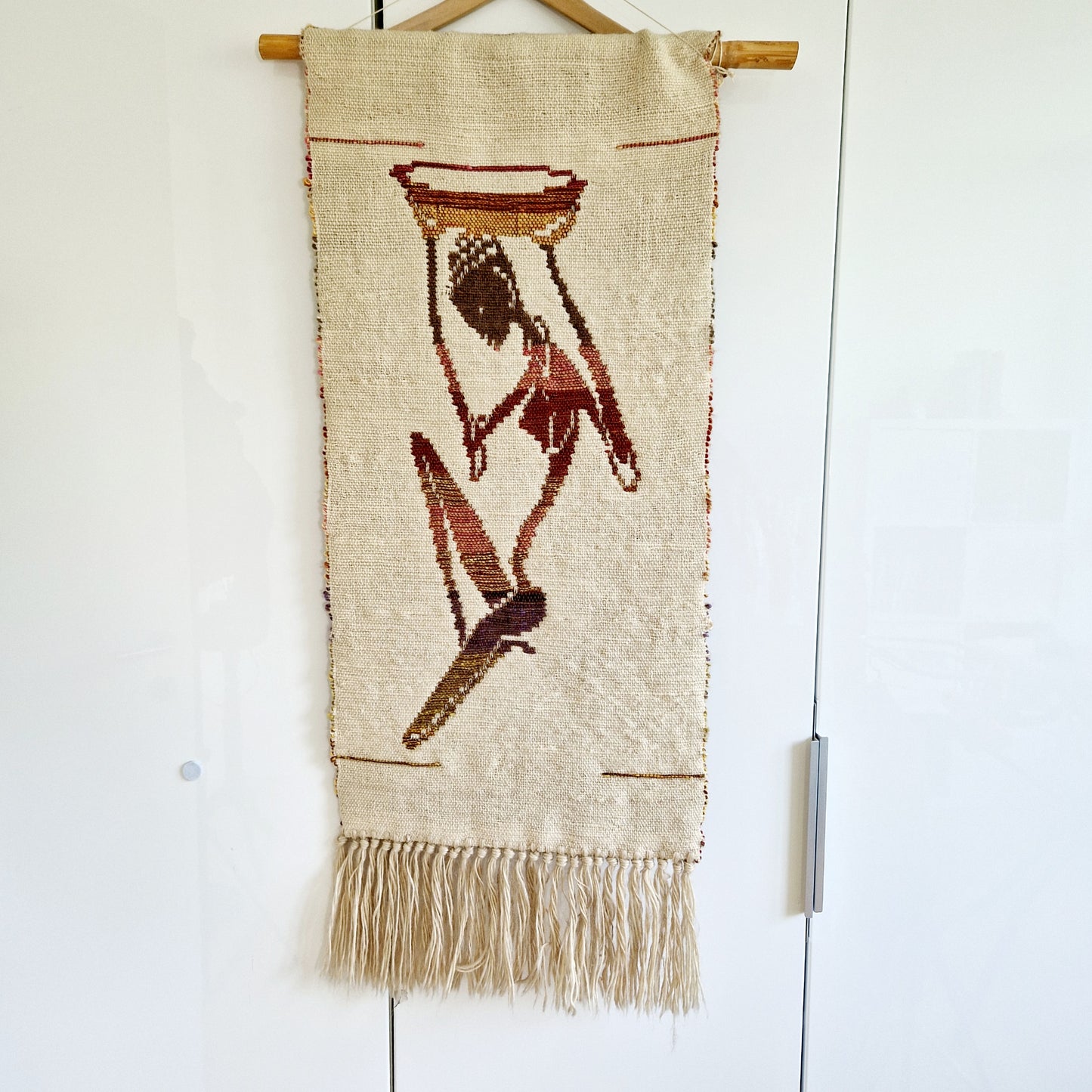 Einzigartiger und nachhaltiger Vintage Wandbehang mit einer Afrikanerin. Unique and sustainable vintage wall hanging with an african woman. Front.