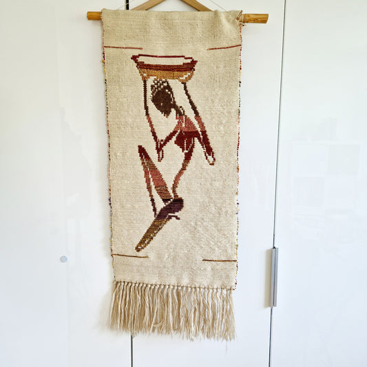 Einzigartiger und nachhaltiger Vintage Wandbehang mit einer Afrikanerin. Unique and sustainable vintage wall hanging with an african woman. Front.