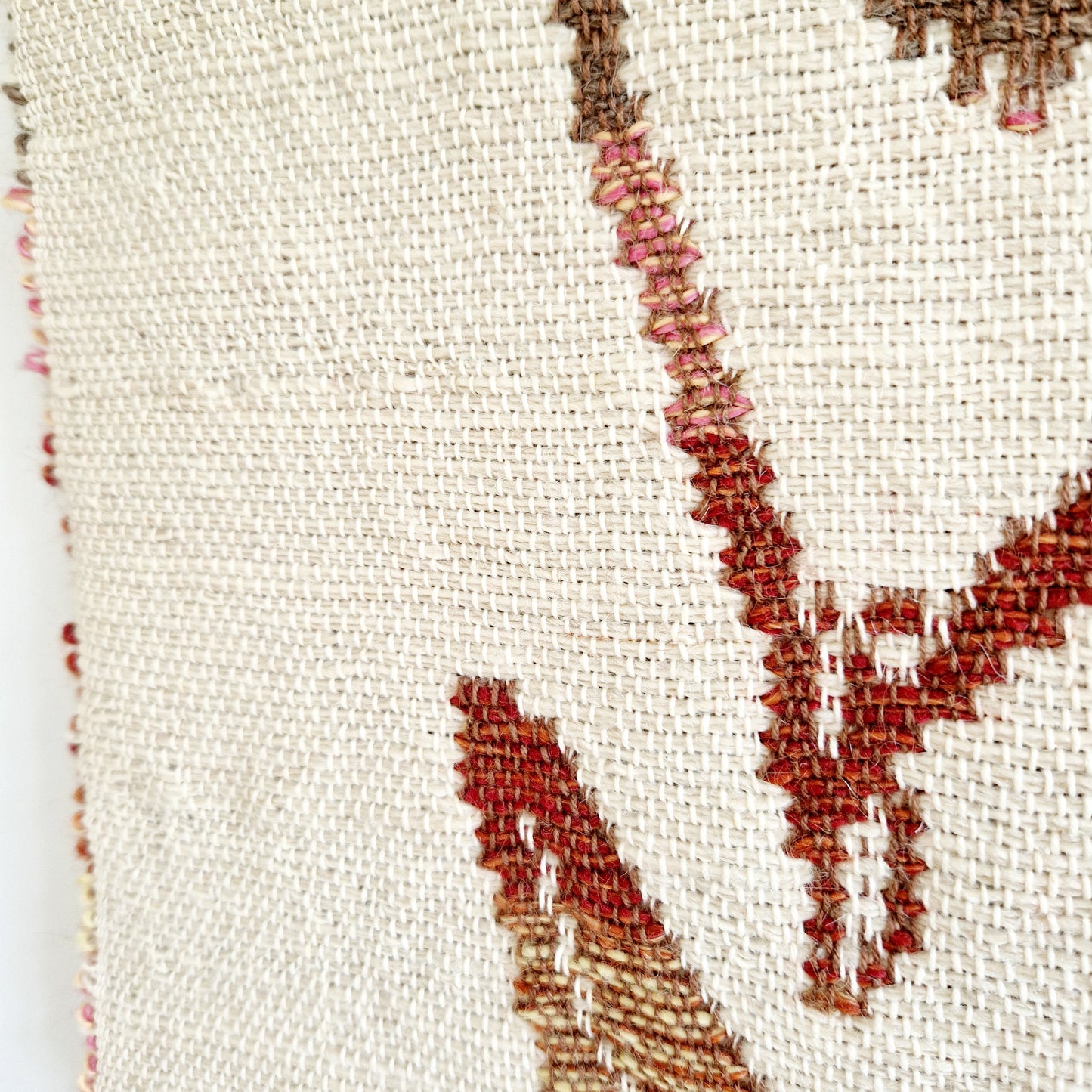 Einzigartiger und nachhaltiger Vintage Wandbehang mit einer Afrikanerin. Unique and sustainable vintage wall hanging with an african woman. Close-up.