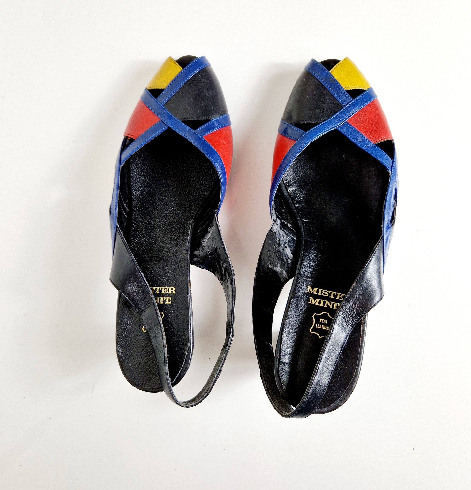 Einzigartige und nachhaltige Vintage Peeptoes in schwarz-blau-rot. Unique and sustainable vintage peeptoes in black-blue-red. Above.