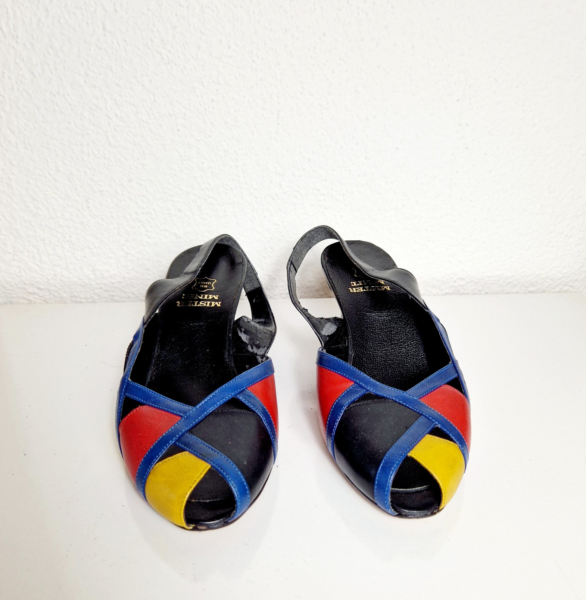 Einzigartige und nachhaltige Vintage Peeptoes in schwarz-blau-rot. Unique and sustainable vintage peeptoes in black-blue-red. Front.