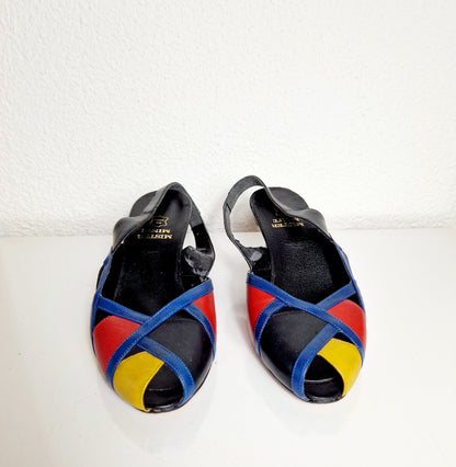 Einzigartige und nachhaltige Vintage Peeptoes in schwarz-blau-rot. Unique and sustainable vintage peeptoes in black-blue-red. Front.