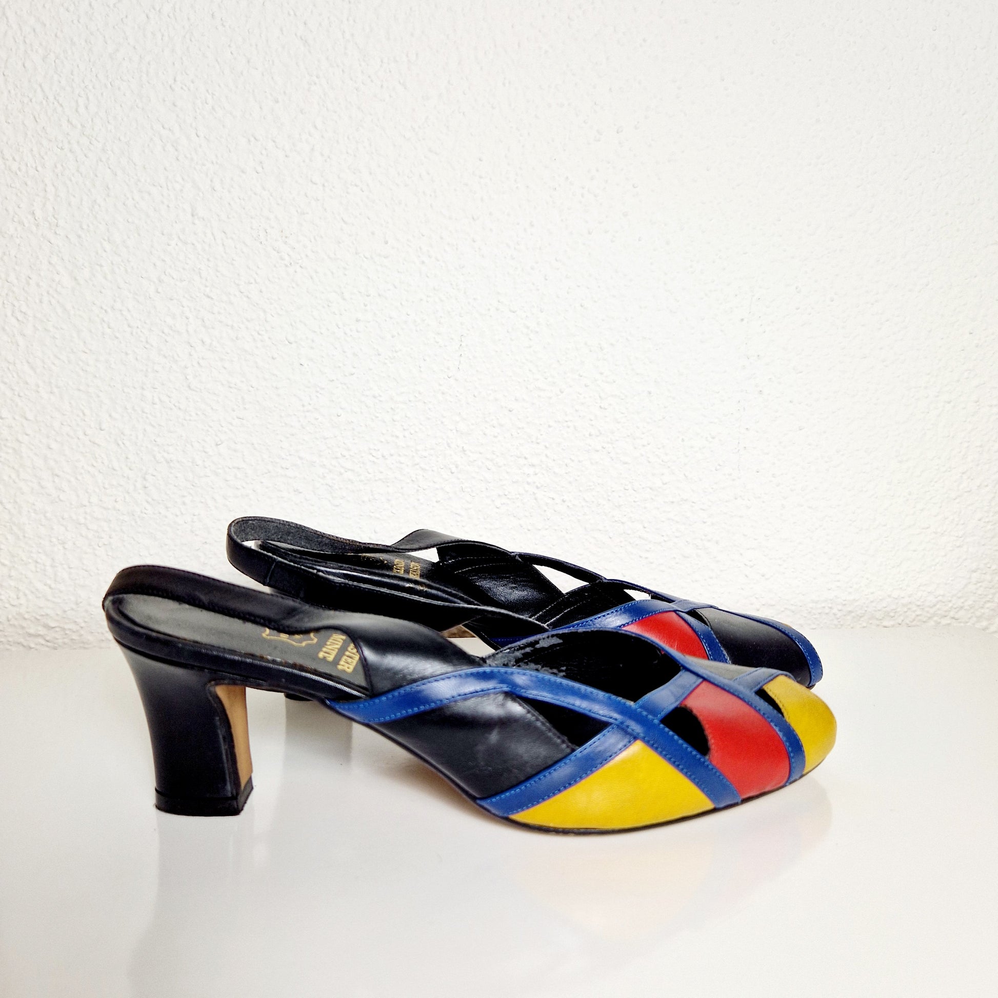 Einzigartige und nachhaltige Vintage Peeptoes in schwarz-blau-rot. Unique and sustainable vintage peeptoes in black-blue-red. Side.