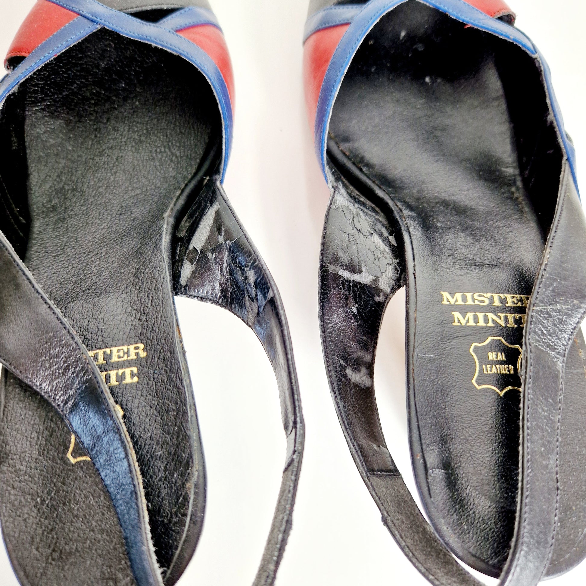 Einzigartige und nachhaltige Vintage Peeptoes in schwarz-blau-rot. Unique and sustainable vintage peeptoes in black-blue-red. Inside.