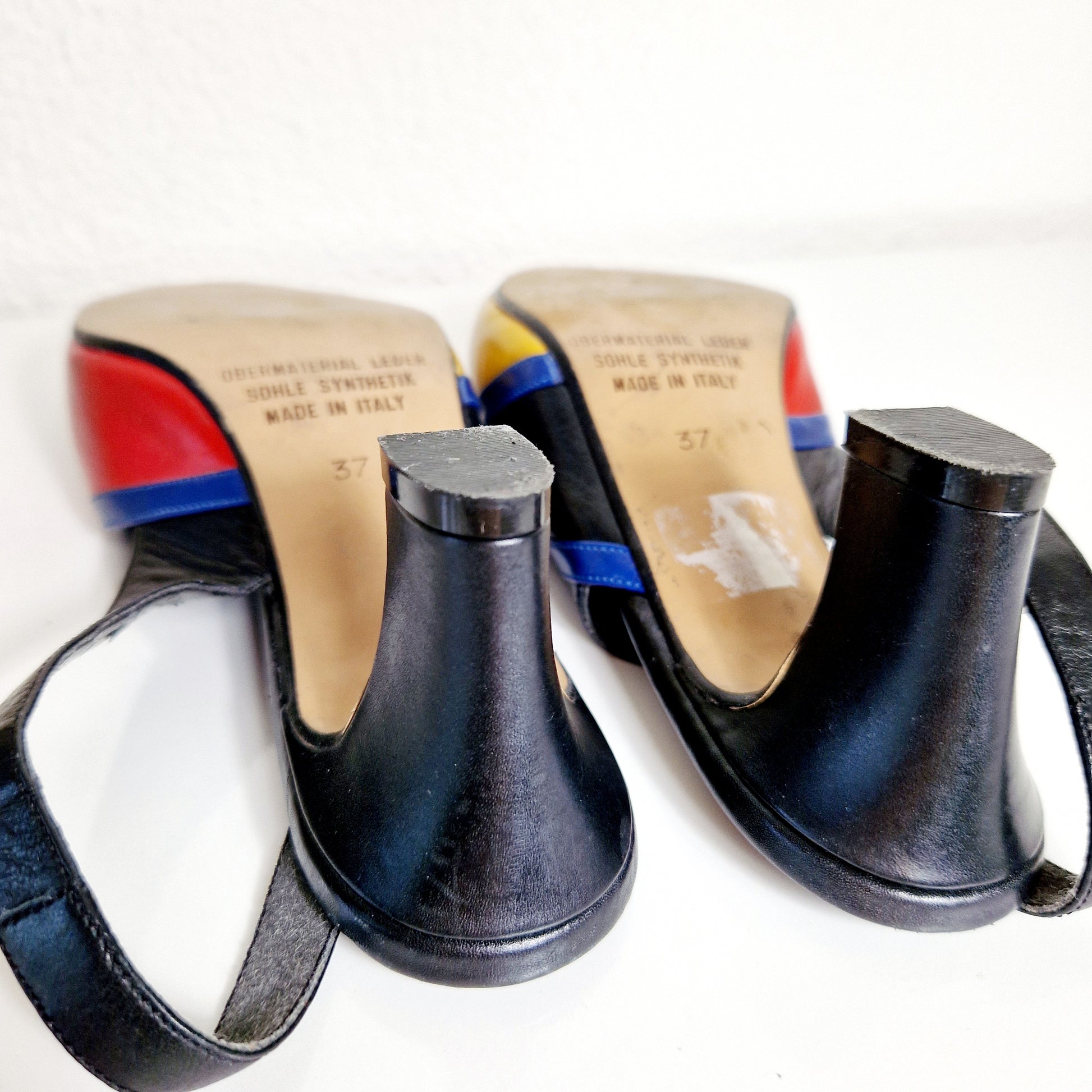 Einzigartige und nachhaltige Vintage Peeptoes in schwarz-blau-rot. Unique and sustainable vintage peeptoes in black-blue-red. Heels.