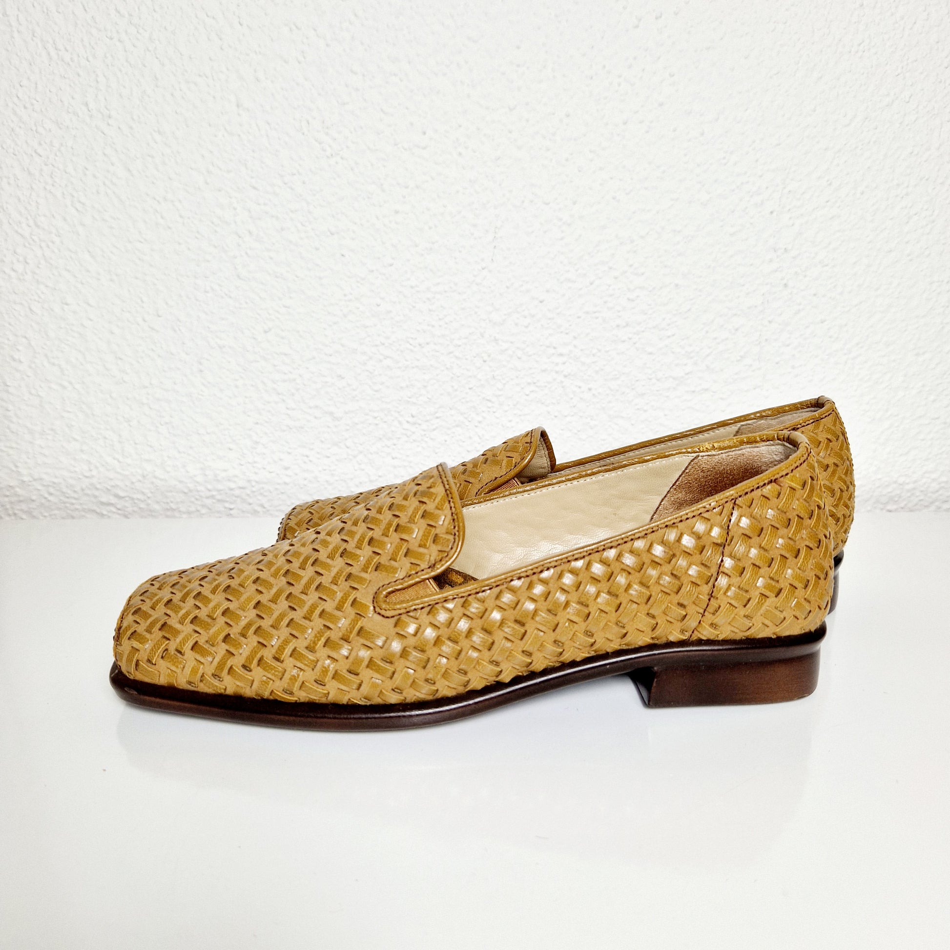 Einzigartige und nachhaltige Vintage Loafer in beige. Unique and sustainable vintage loafers in beige. Side.