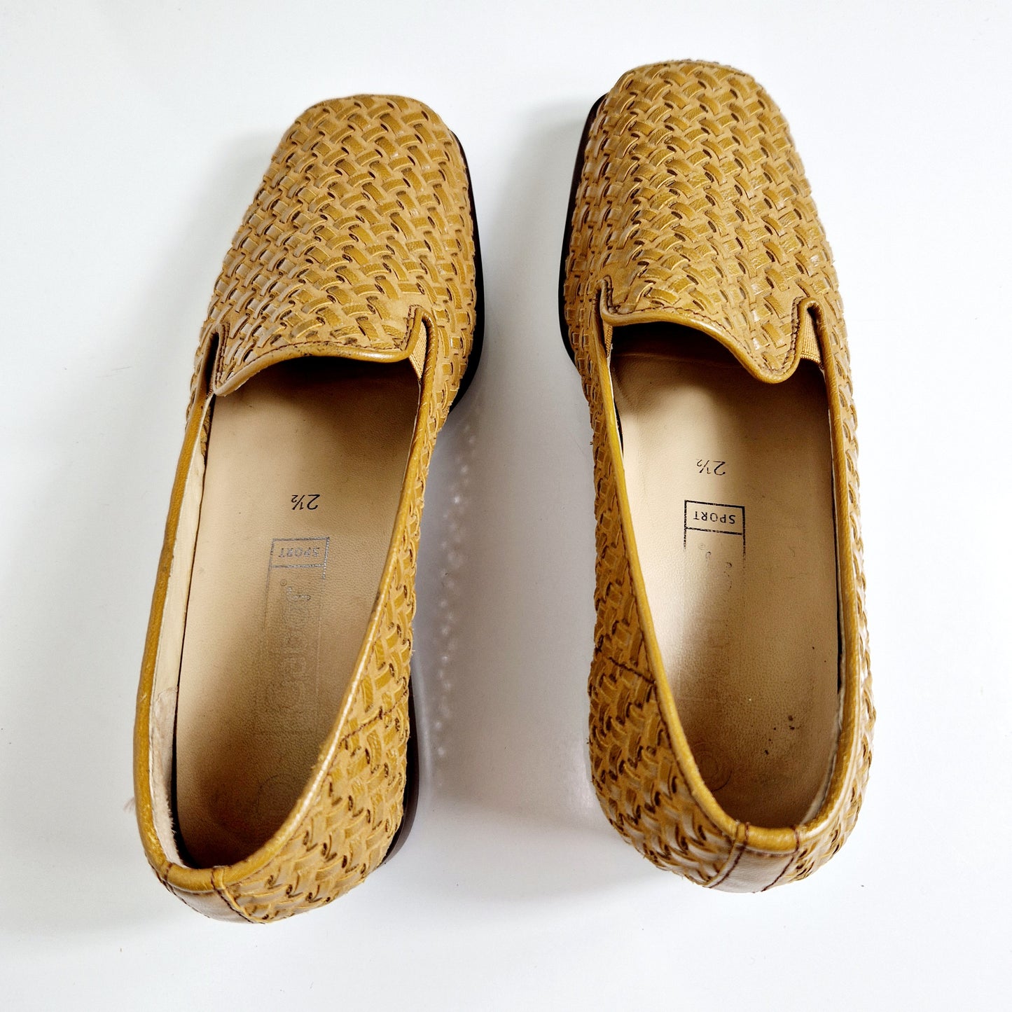 Einzigartige und nachhaltige Vintage Loafer in beige. Unique and sustainable vintage loafers in beige. Above.