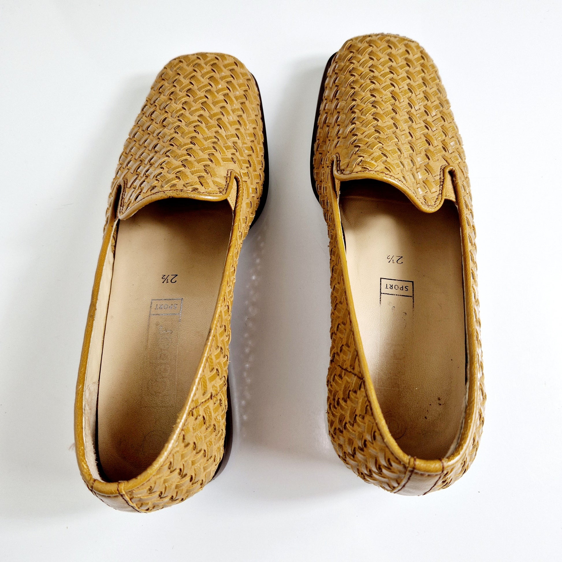 Einzigartige und nachhaltige Vintage Loafer in beige. Unique and sustainable vintage loafers in beige. Above.