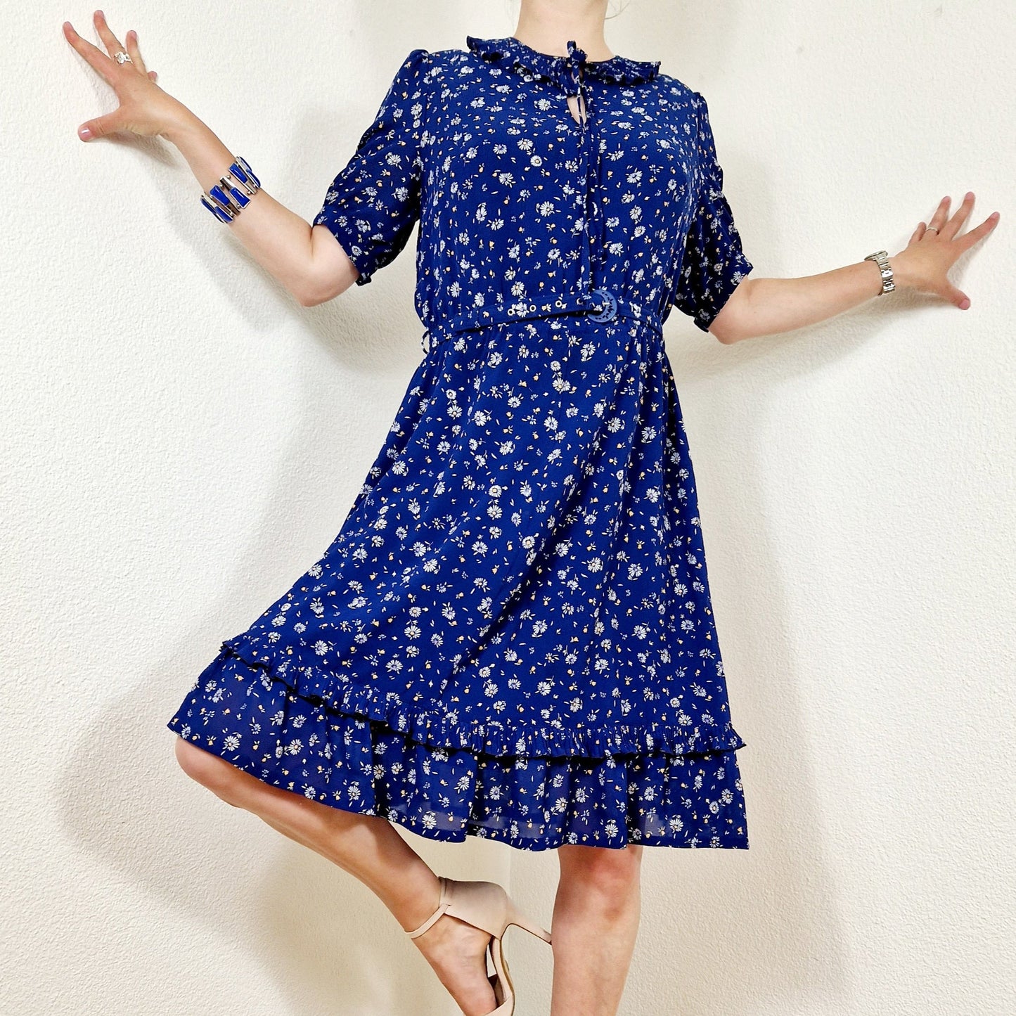 Einzigartiges und nachhaltiges Vintage Kleid in Blau mit Blumen. Unique and sustainable vintage dress in blue with flowers. Model.