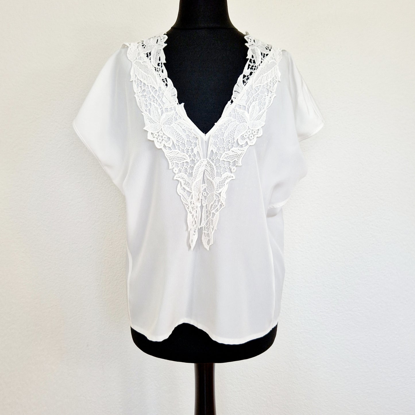 Einzigartige und nachhaltige Vintage Bluse in weiss mit Spitzen. Unique and sustainable vintage blouse in white with lace. Front.