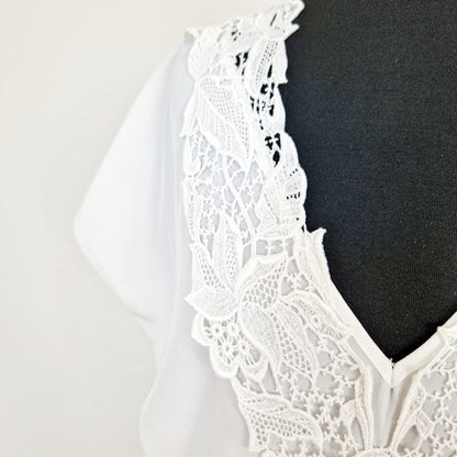 Einzigartige und nachhaltige Vintage Bluse in weiss mit Spitzen. Unique and sustainable vintage blouse in white with lace. Close-up.