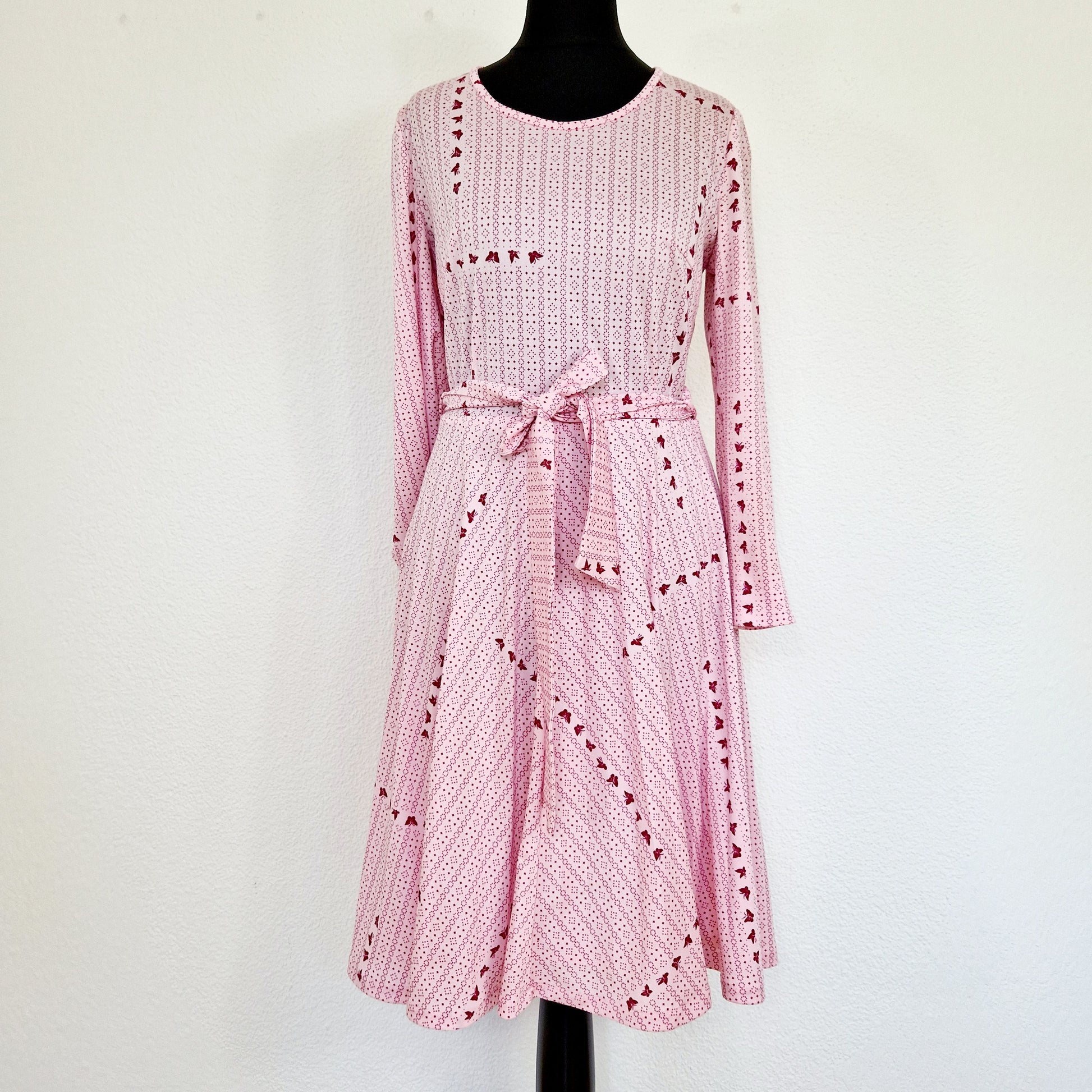 Einzigartiges und nachhaltiges Vintage Kleid in rosa mit Schmetterlingen. Unique and sustainable vintage dress in pink with butterflies. Front.
