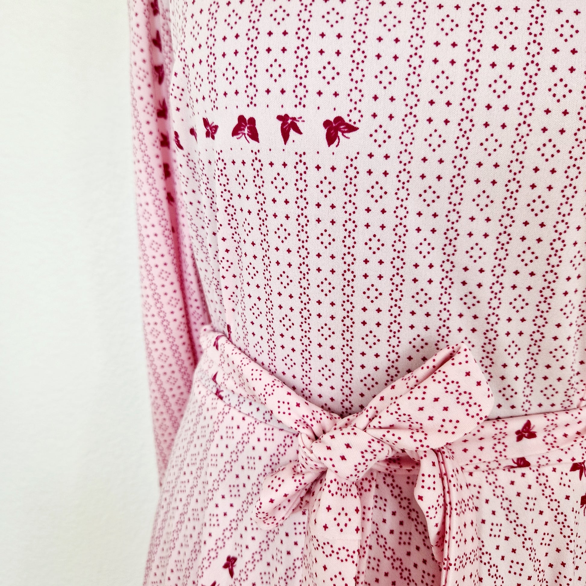 Einzigartiges und nachhaltiges Vintage Kleid in rosa mit Schmetterlingen. Unique and sustainable vintage dress in pink with butterflies. Belt.