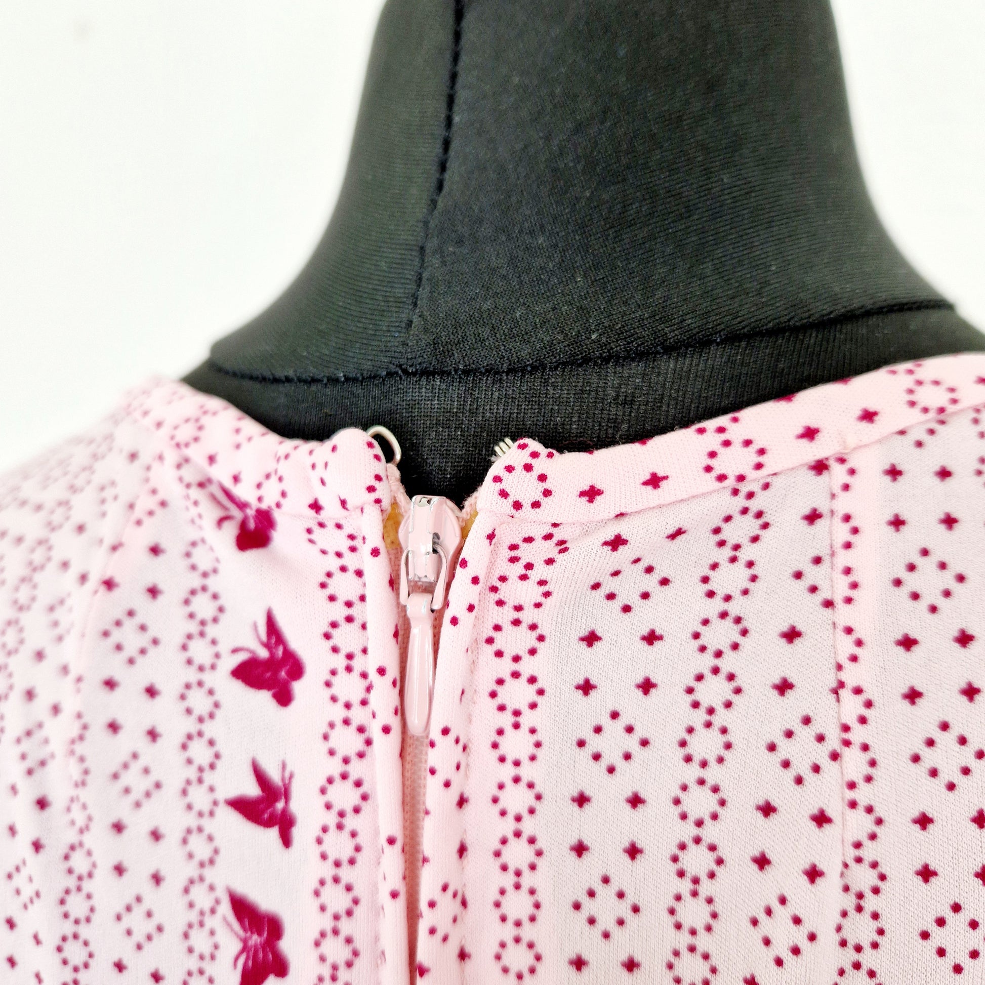Einzigartiges und nachhaltiges Vintage Kleid in rosa mit Schmetterlingen. Unique and sustainable vintage dress in pink with butterflies. Zipper.