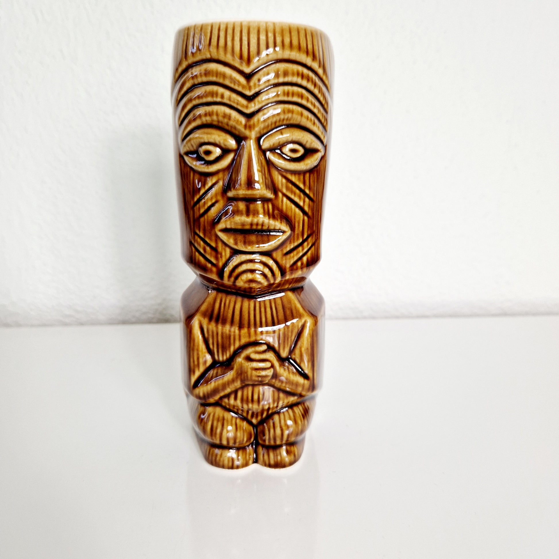 Einzigartiger und nachhaltiger Tikki Becher aus Keramik. Unique and sustainable tikki mug made of pottery. Front.