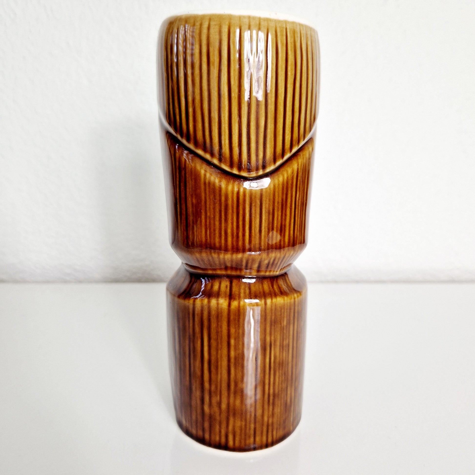 Einzigartiger und nachhaltiger Tikki Becher aus Keramik. Unique and sustainable tikki mug made of pottery. Back.
