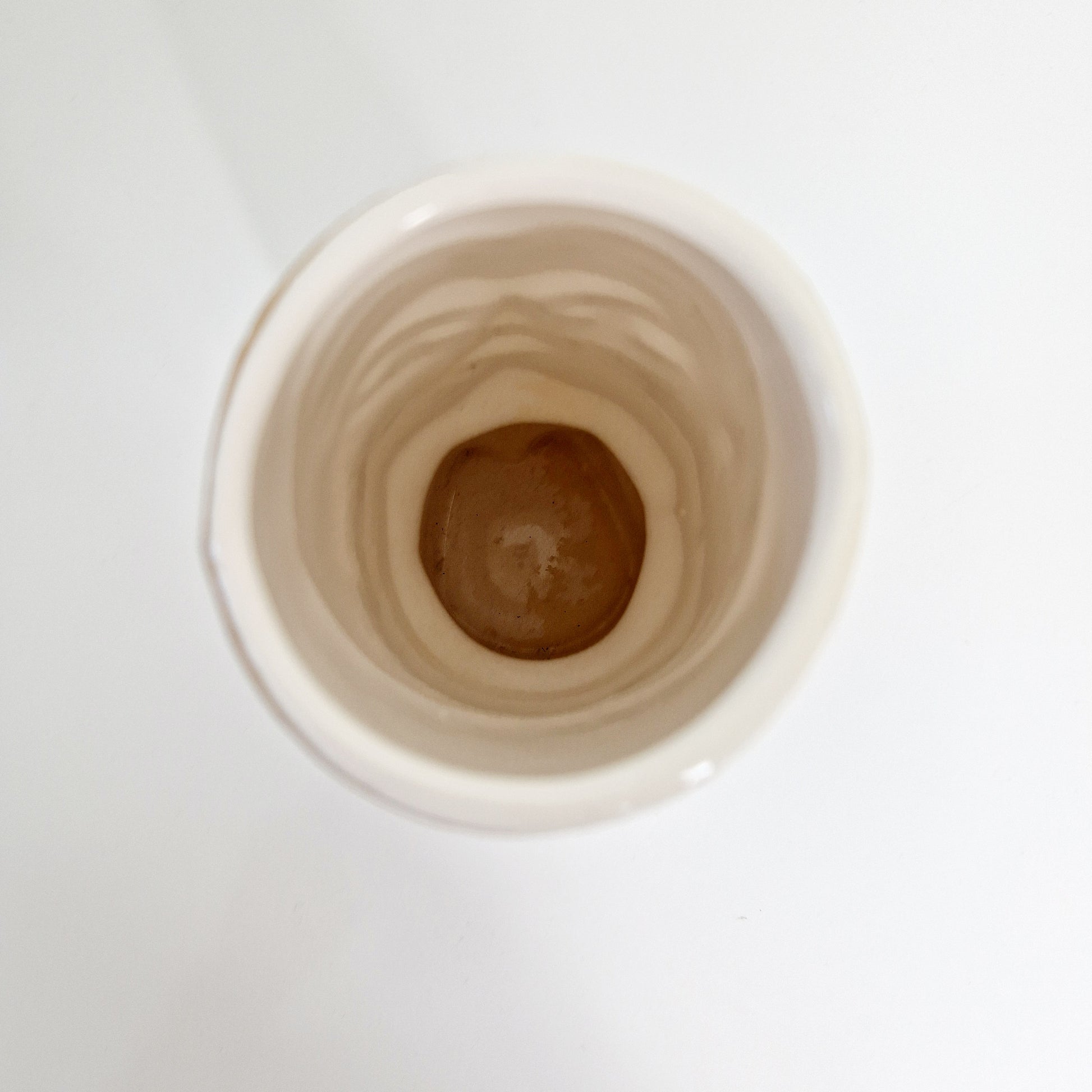 Einzigartiger und nachhaltiger Tikki Becher aus Keramik. Unique and sustainable tikki mug made of pottery. Above.
