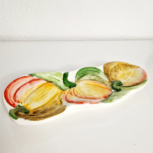 Einzigartige und nachhaltige Vintage Patte mit Tomaten. Unique and sustainable vintage plate with tomatoes. Front.