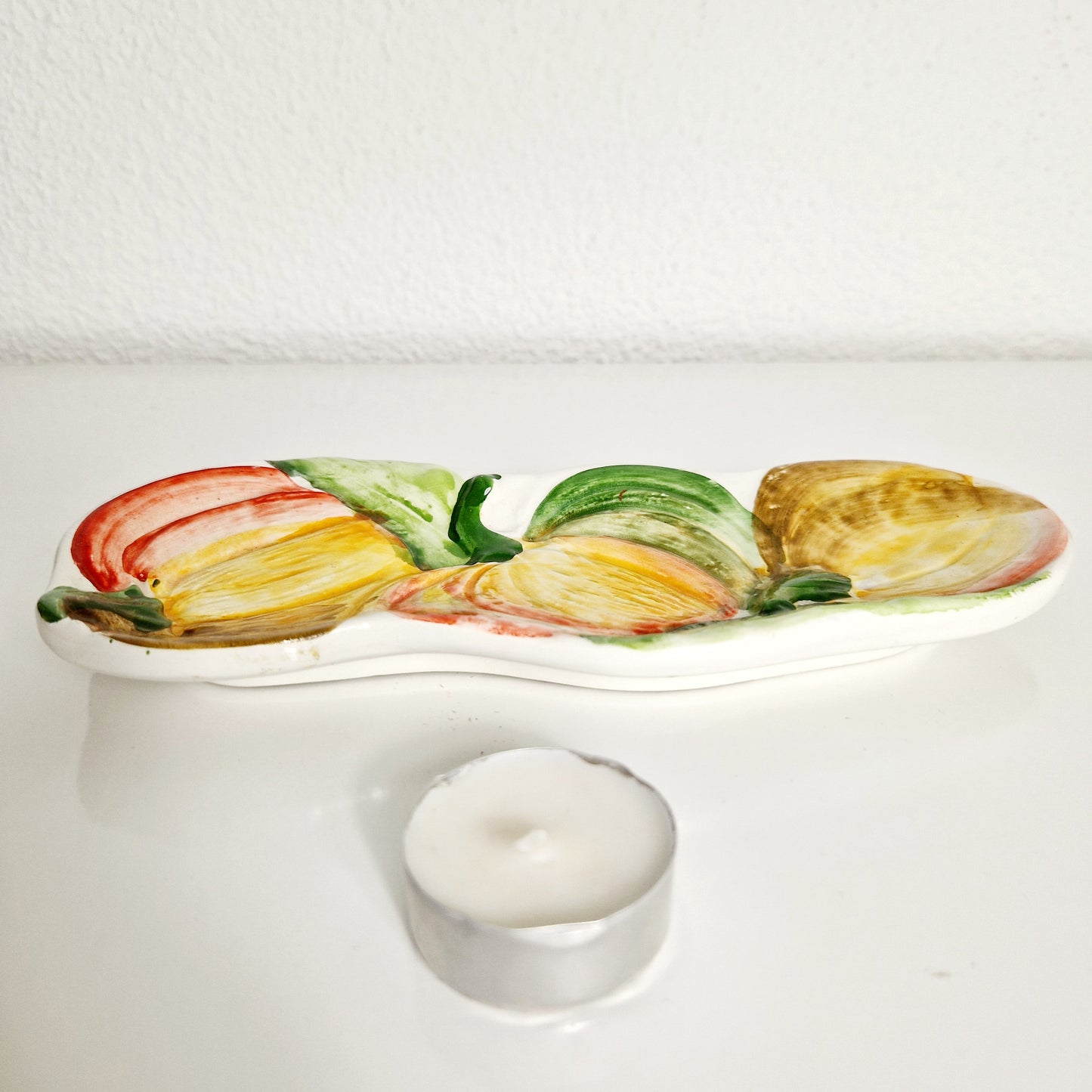 Einzigartige und nachhaltige Vintage Patte mit Tomaten. Unique and sustainable vintage plate with tomatoes. Token of scale.
