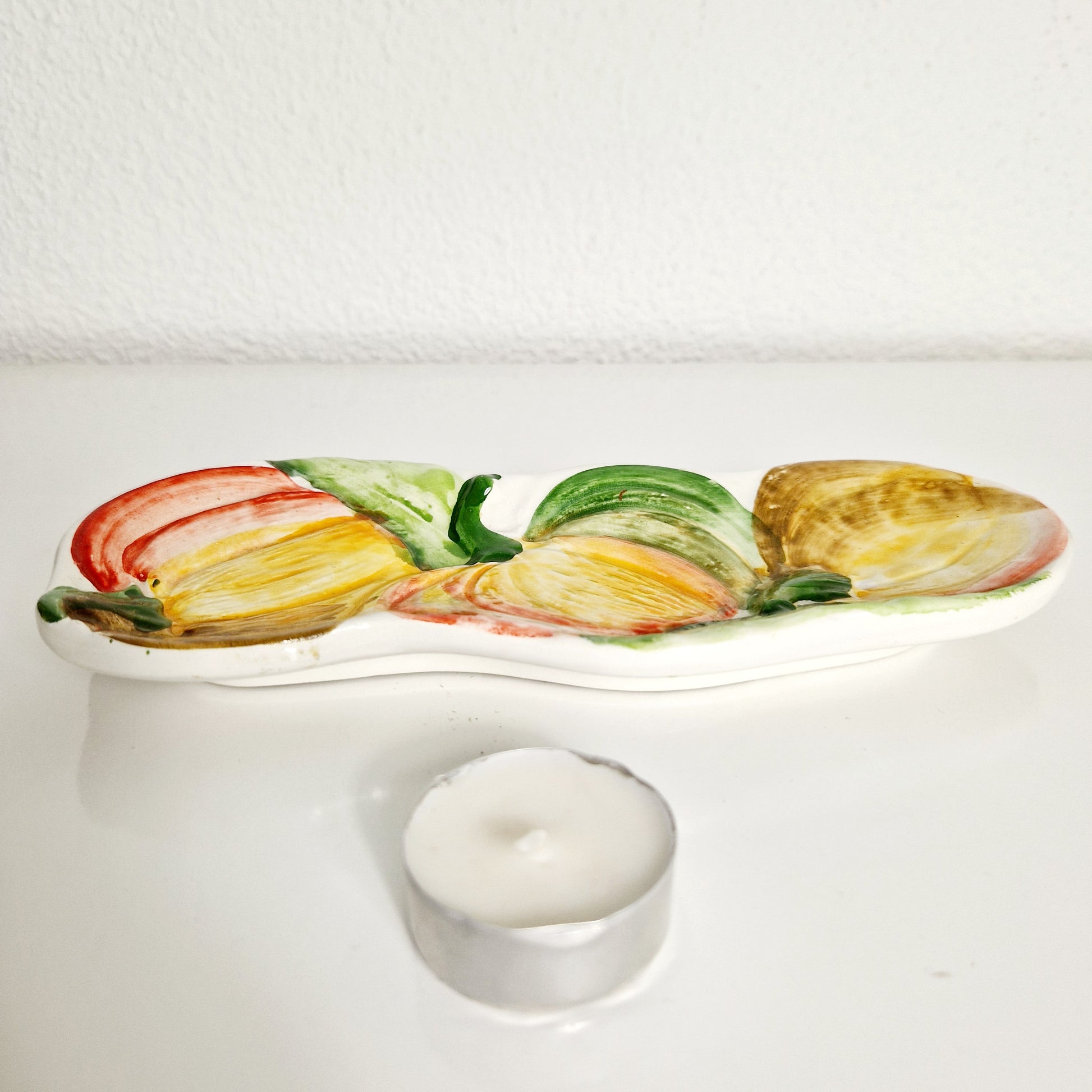 Einzigartige und nachhaltige Vintage Patte mit Tomaten. Unique and sustainable vintage plate with tomatoes. Token of scale.