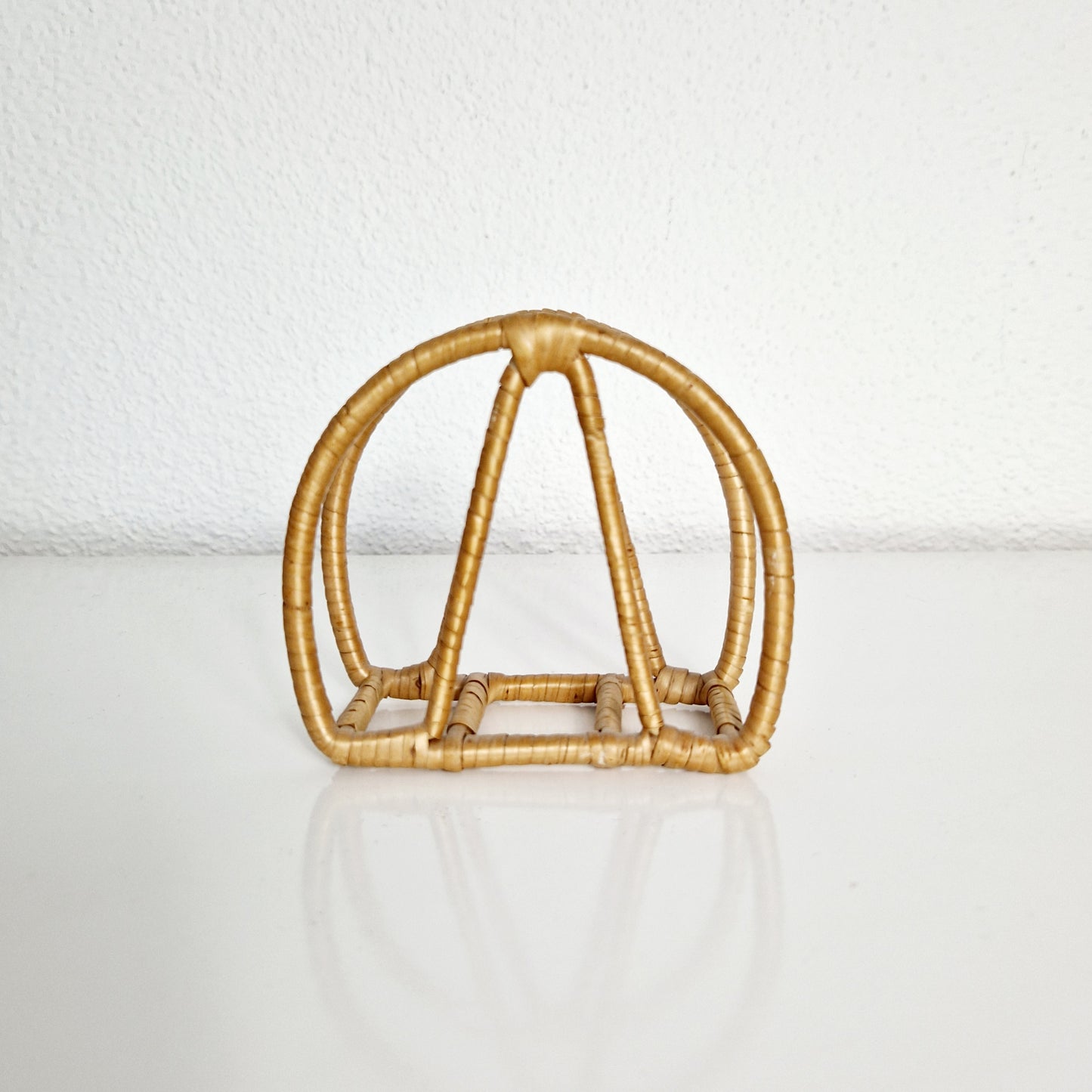 Einzigartiger und nachhaltiger Vintage Serviettenhalter. Unique and sustainable vintage napkin holder. Front.