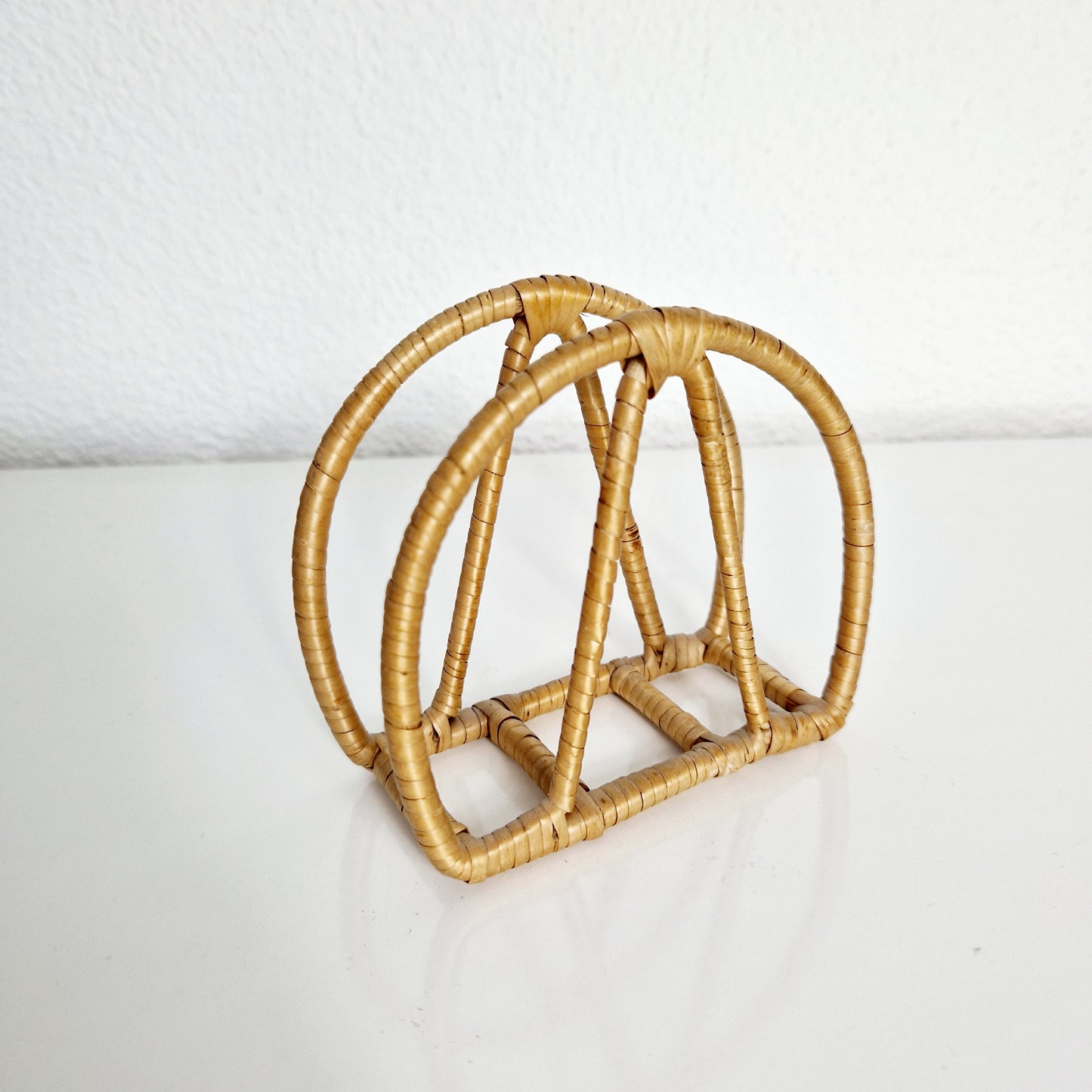 Einzigartiger und nachhaltiger Vintage Serviettenhalter. Unique and sustainable vintage napkin holder. Side.