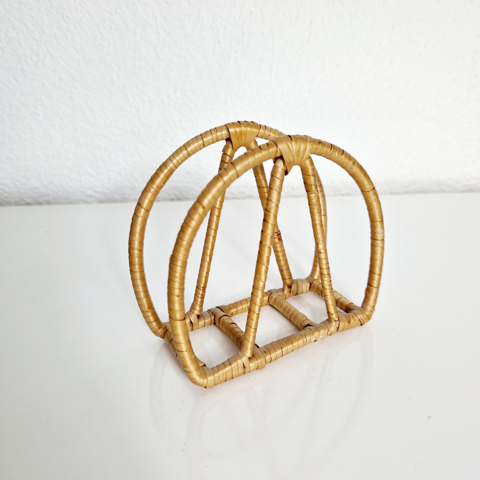 Einzigartiger und nachhaltiger Vintage Serviettenhalter. Unique and sustainable vintage napkin holder. Side.