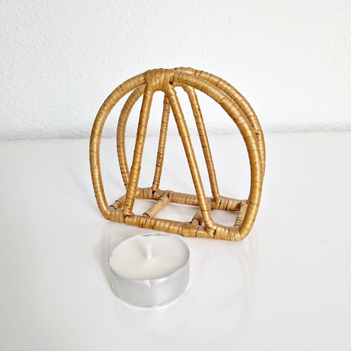 Einzigartiger und nachhaltiger Vintage Serviettenhalter. Unique and sustainable vintage napkin holder. Token of scale. 