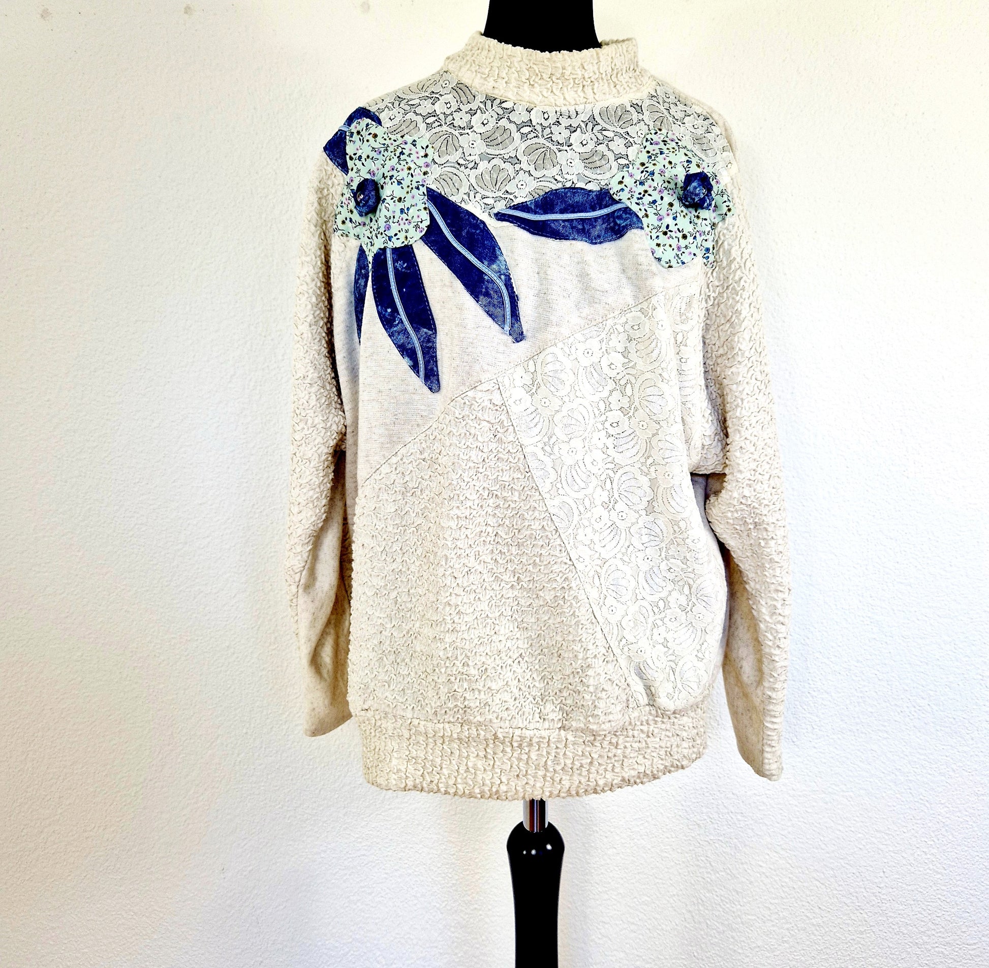 Einzigartiger und nachhaltiger Vintage Pullover in beige-blau mit Blumen. Unique and sustainable vintage pullover in beige-blue with flowers. Front.