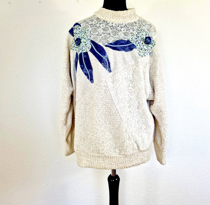 Einzigartiger und nachhaltiger Vintage Pullover in beige-blau mit Blumen. Unique and sustainable vintage pullover in beige-blue with flowers. Front.