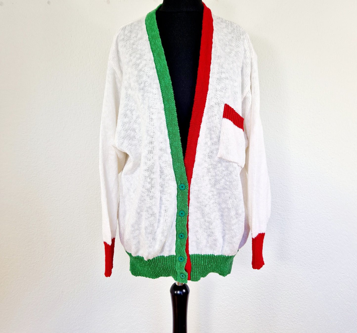 Einzigartiger und nachhaltiger Vintage Cardigan in weiss. Unique and sustainable vintage cardigan in white. Front.