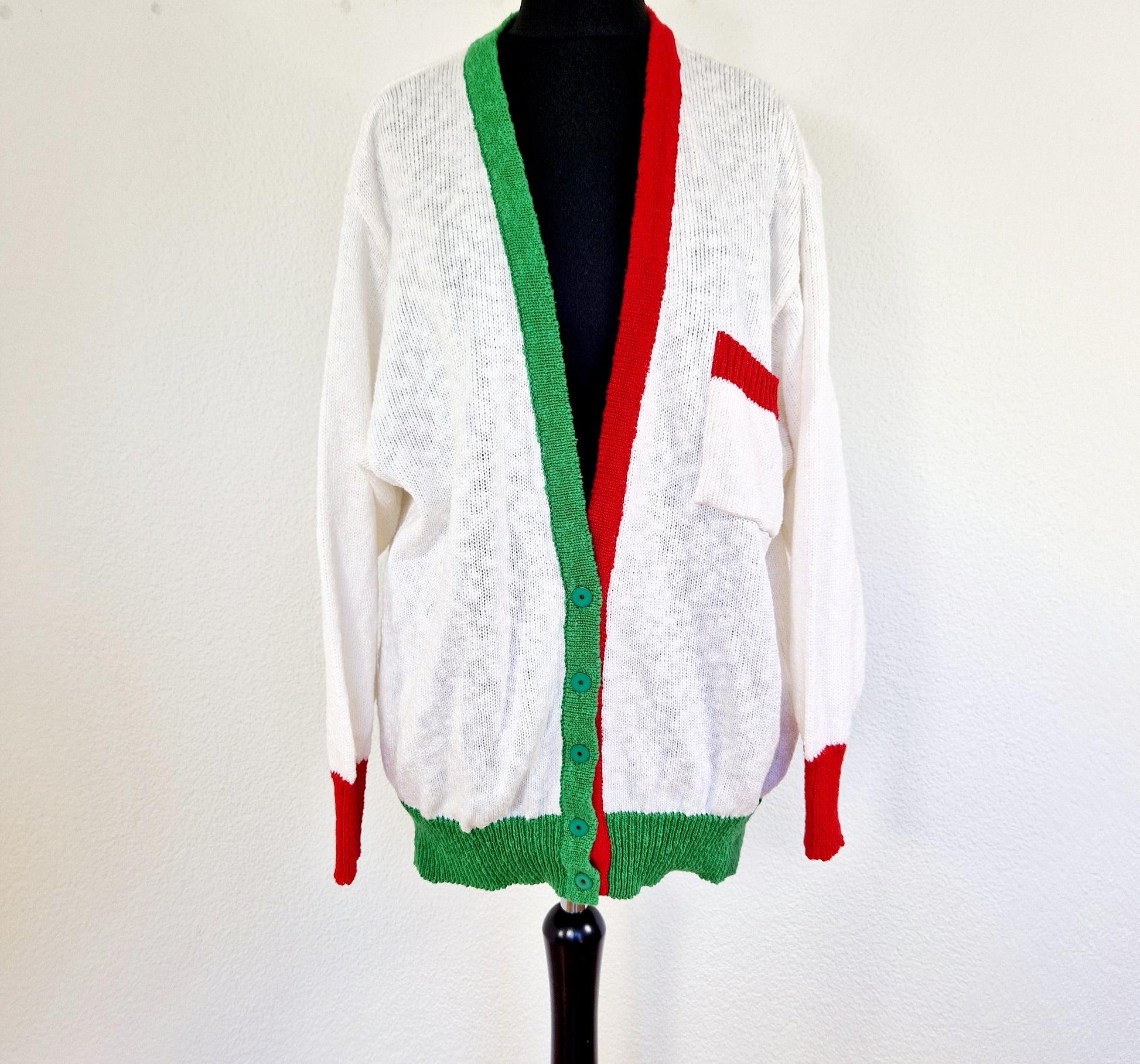 Einzigartiger und nachhaltiger Vintage Cardigan in weiss. Unique and sustainable vintage cardigan in white. Front.