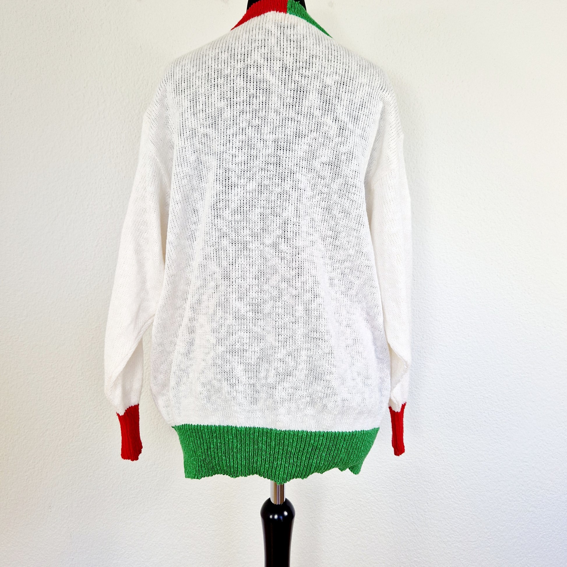 Einzigartiger und nachhaltiger Vintage Cardigan in weiss. Unique and sustainable vintage cardigan in white. Back.