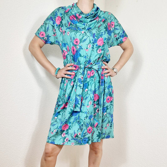 Einzigartiges und nachhaltiges Vintage Kleid in grün mit Blumen. Unique and sustainable vintage dress in green with flowers. Model.