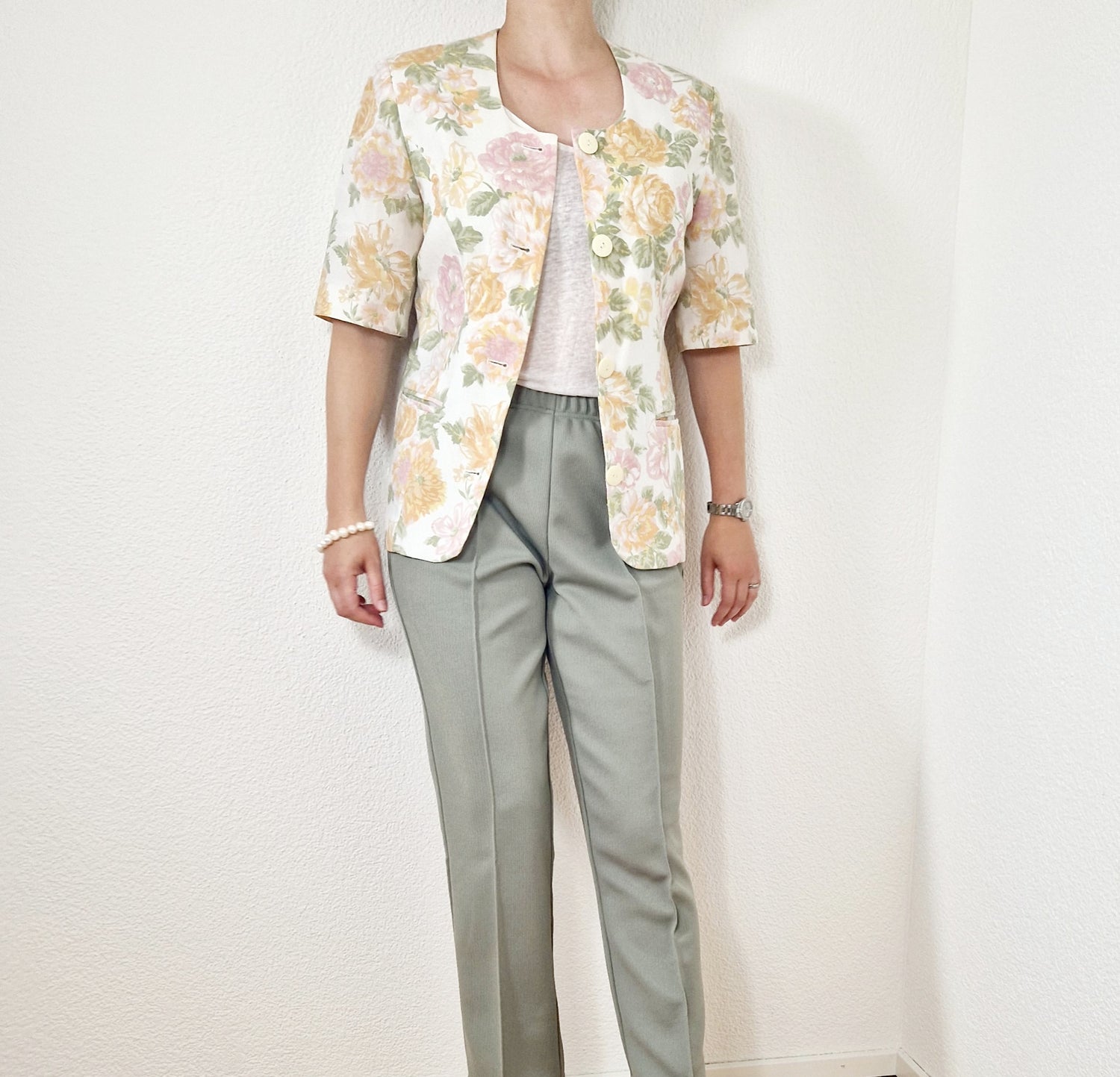 Einzigartiger und nachhaltiger Vintage Blazer mit Blumen. Unique and sustainable vintage blazer with flowers. Model.